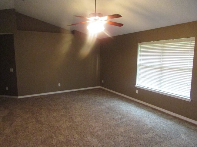 Building Photo - 3-Bed, 2-Bath Brick Home in Robin’s Ridge – Vaulted Ceilings, Fireplace, Eat-In Kitchen, Large Pr...