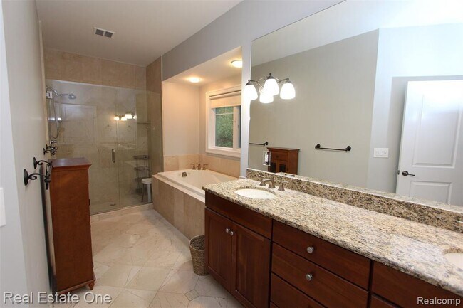 Building Photo - 1090 Oakwood Dr