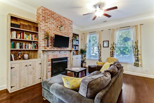 Building Photo - Furnsihed 3 bed 2.5 bath on 31st Street