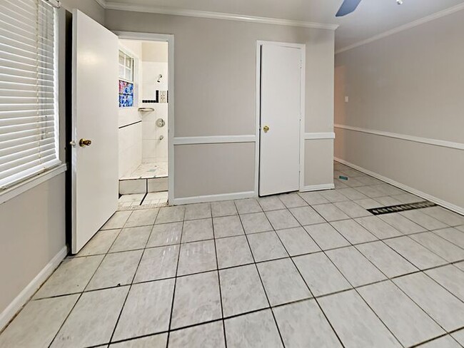 Building Photo - No Application Fees* $500 off 1st Months R...