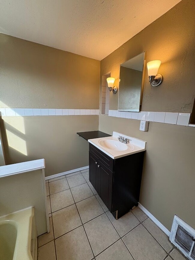 Building Photo - Two bedroom one bathroom home for rent