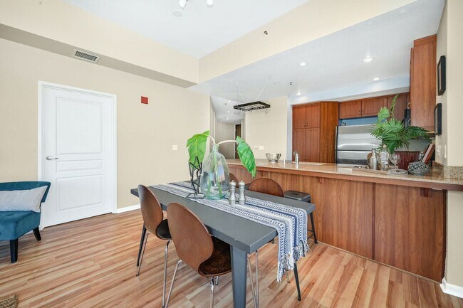 Building Photo - Bright 2 bedroom with open floor plan and spacious terrace!