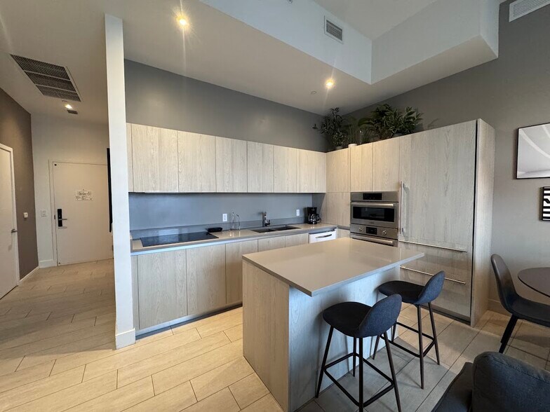 Building Photo - 4010 S Ocean Dr