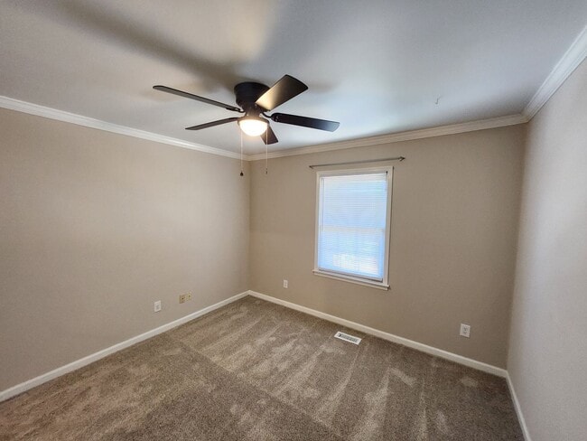 Building Photo - 624 Crown Pointe Dr