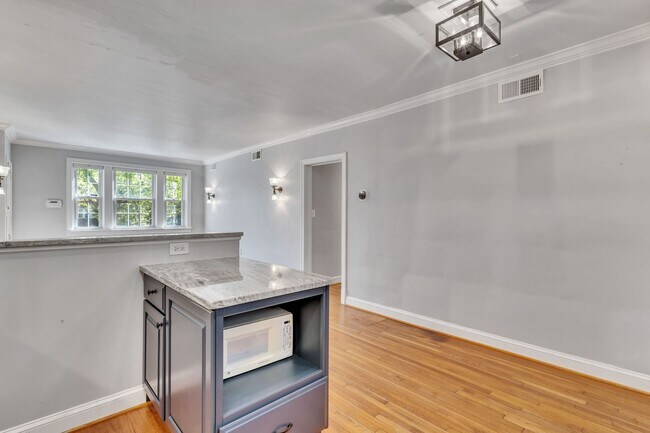 Building Photo - Updated Condo 3 Blocks from Metro