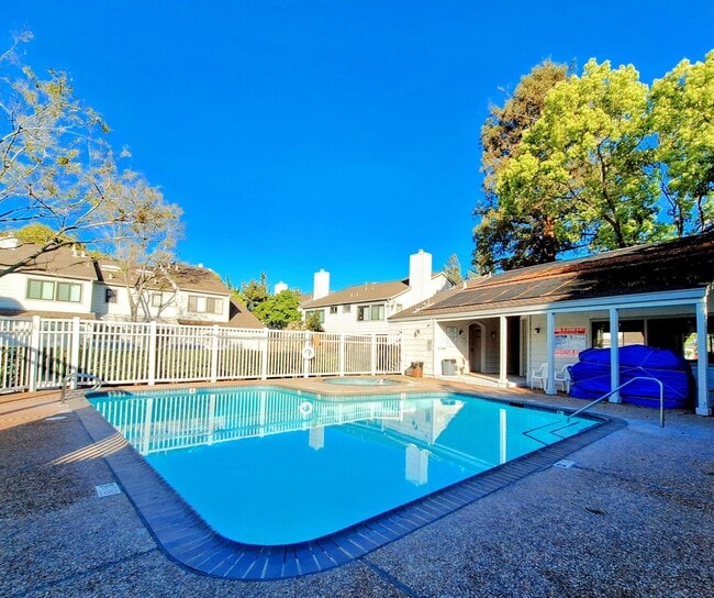 Building Photo - Beautiful 2bd Townhouse With Attached Garage, Private Patio, Pool/Hot Tub, & Clubhouse!