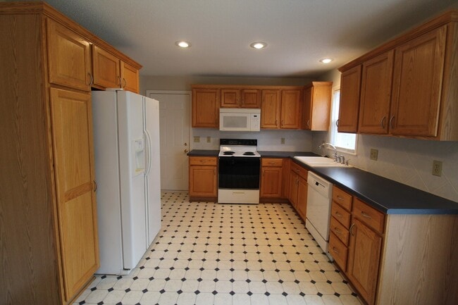 Building Photo - 2 Bedroom 1 Bath House In Overland Park
