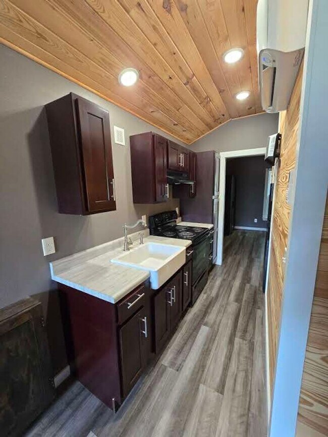 Building Photo - Cozy Cottage in West Batesville
