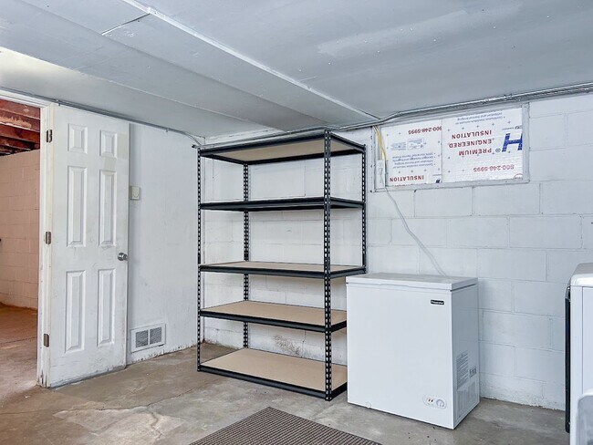 Building Photo - 6 month lease! 3 bed/ 1 bath Single Family...