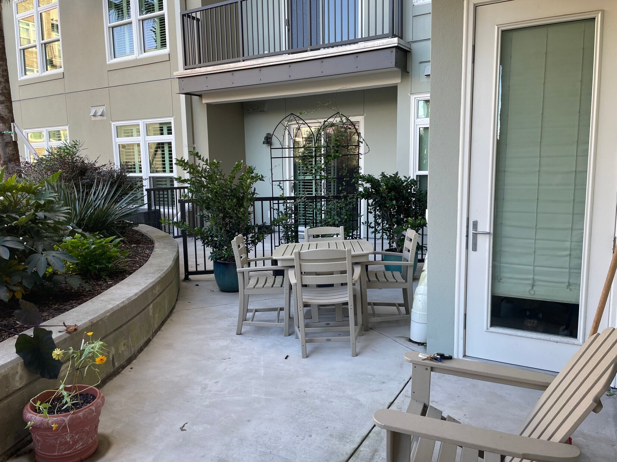 Ample relaxation space on the patio (furniture included) - 145 Pier View St