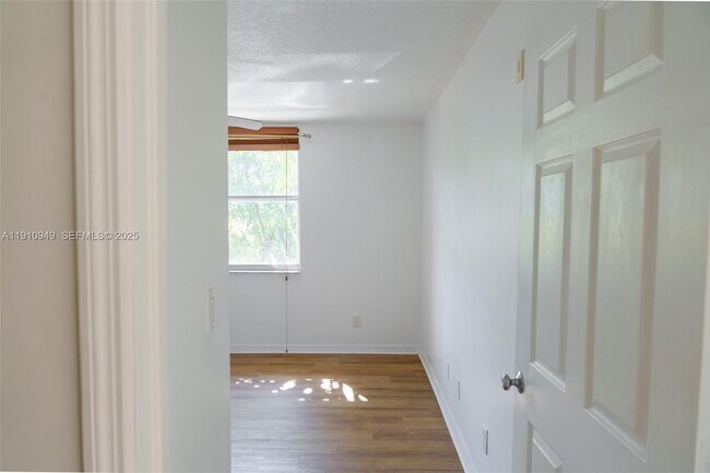 Building Photo - 509 E Sheridan St