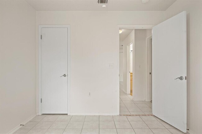 Building Photo - 120 Plover Pass