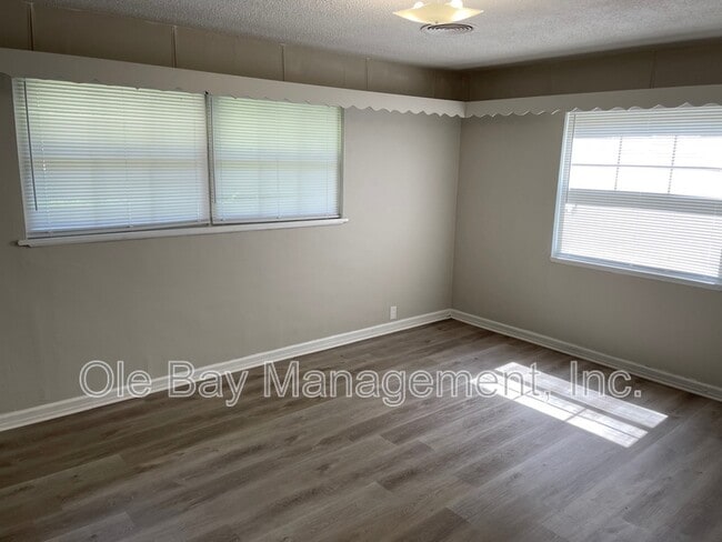 Building Photo - 2305 Hillwood Dr E