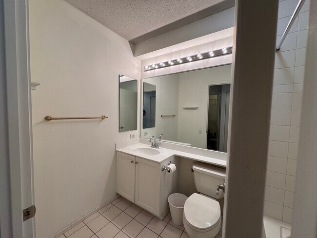 Building Photo - 400 N La Salle Dr