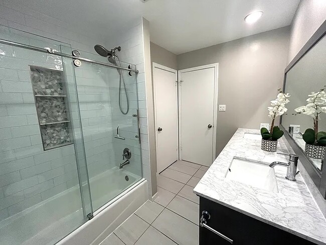 Building Photo - 106 S Bruner St