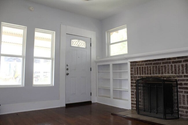 Building Photo - 826 Erie Ave