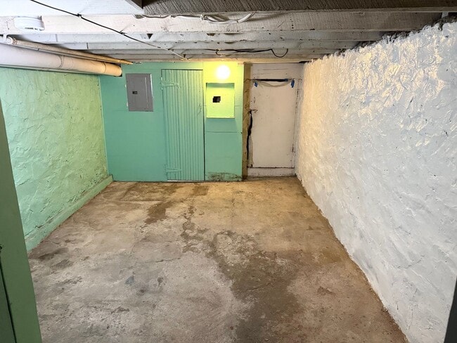 Building Photo - 3 Bedroom Semi-Detached Home