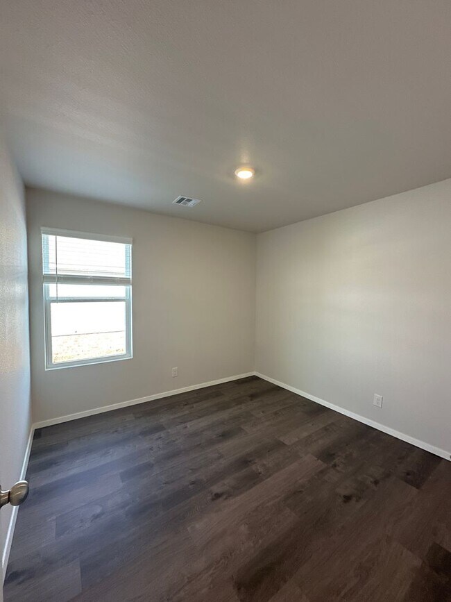 Building Photo - Preleasing Now Through 8/29! — Don’t Miss This Modern 3 Bed / 2 Bath Home in Claremore!