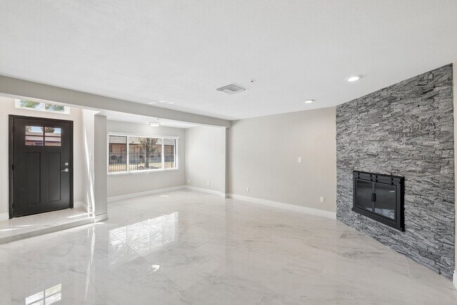 Building Photo - 7826 E Heatherbrae Ave