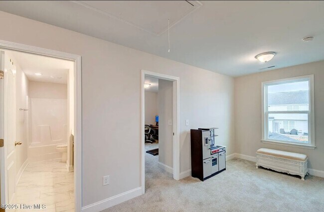 Building Photo - Single Family Home in Desirable Neighborhood