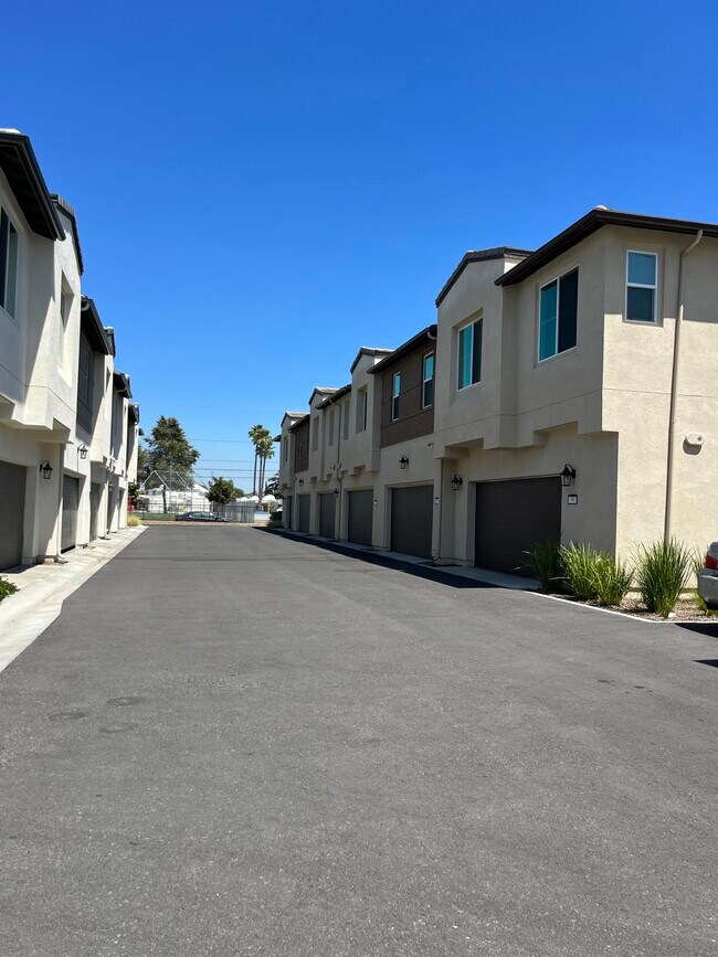 Building Photo - 54 Harmony Dr