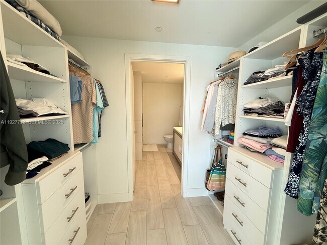 Building Photo - 2000 Metropica Wy