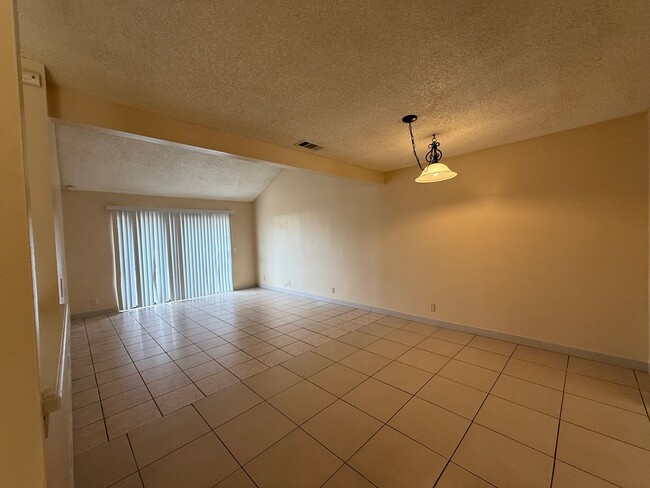 Building Photo - Beautiful Condo!