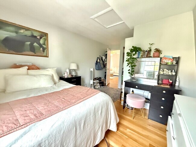 Building Photo - 373 K St