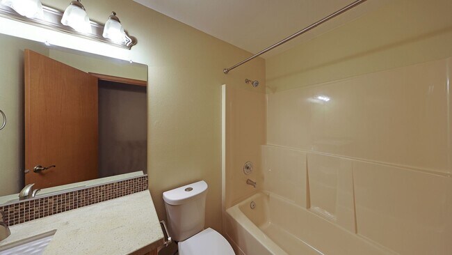 Building Photo - 3 Bed 2 Bath - Small-Medium Dog per Approval - Gas Furnace and A/C - NAS Whidbey