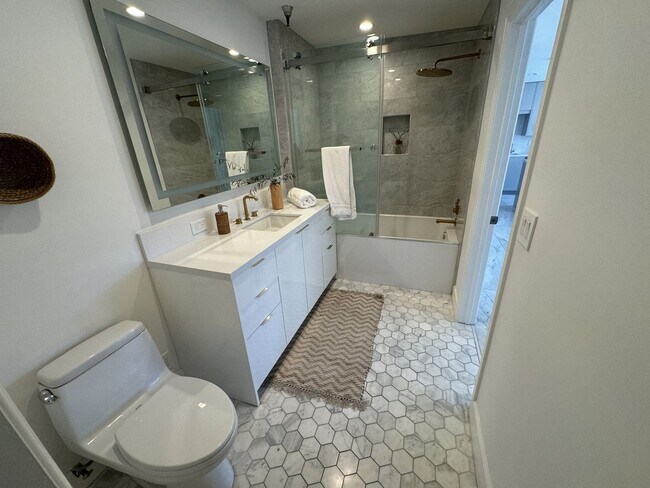 Building Photo - Stunning Remodeled Condo with Iconic Disney Concert Hall Views in the Heart of Downtown LA!