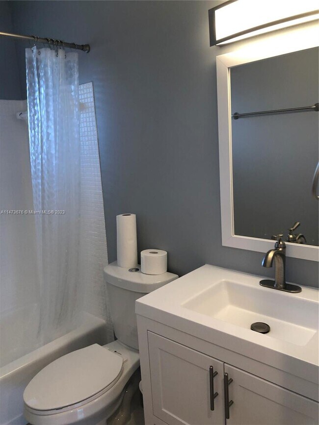 Building Photo - 2200 Park Ln