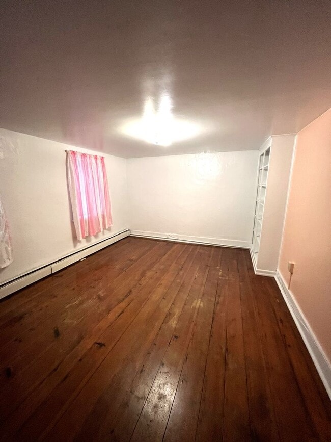 Building Photo - Spacious 3-Bedroom Farmhouse for Rent – Pe...