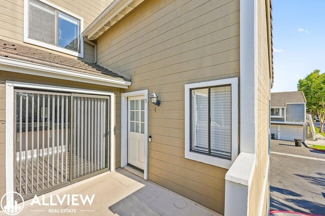 Building Photo - 2 Bedroom, 2 Bathroom Updated Townhome in ...