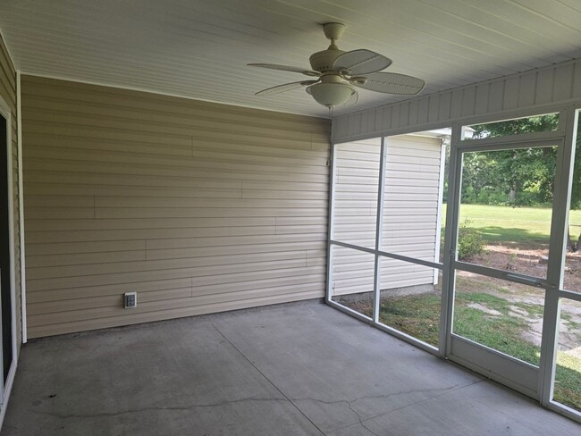 Building Photo - Nice 3 bedroom, 2 bath home with 2 car gar...