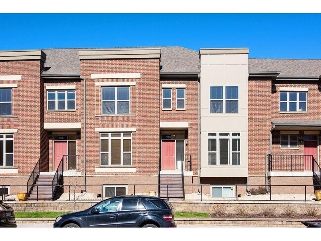 Building Photo - 733 Mercer St