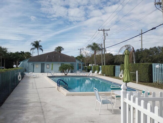 Building Photo - Rental in Stuart