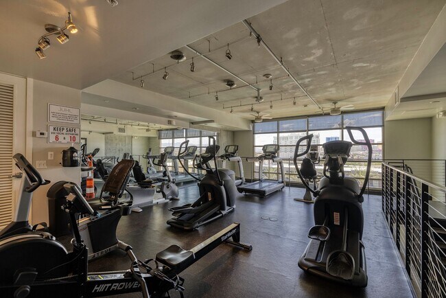 Building Photo - Fully Furnished Spacious One Bedroom - Downtown Las Vegas