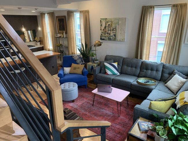 Building Photo - Charming OTR Loft!