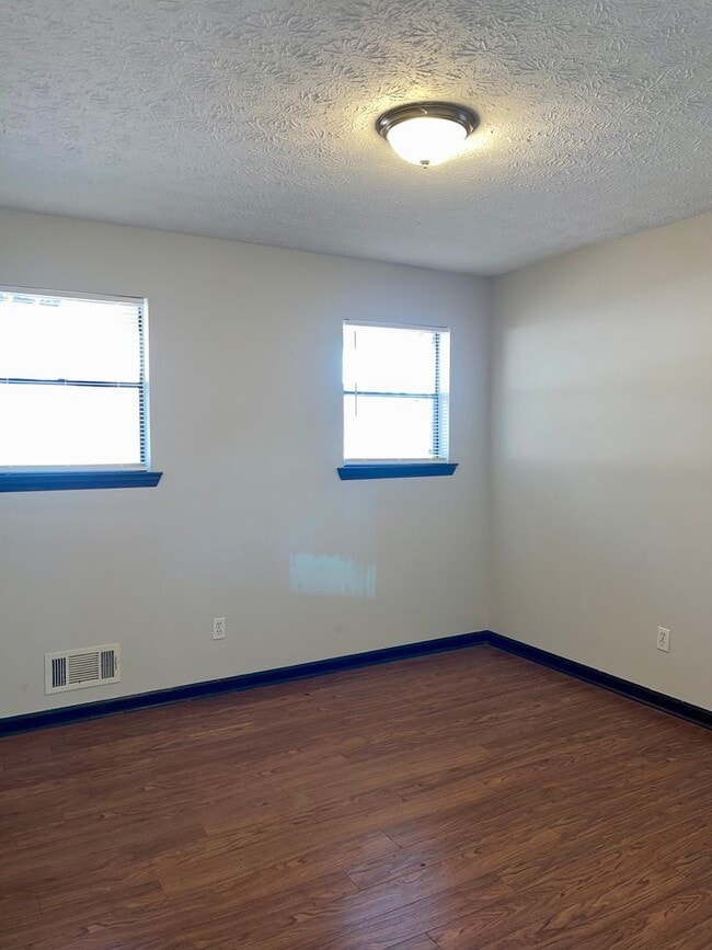 Building Photo - Spacious 3 Bed/2 Bath Brick Ranch in Great Riverdale Location