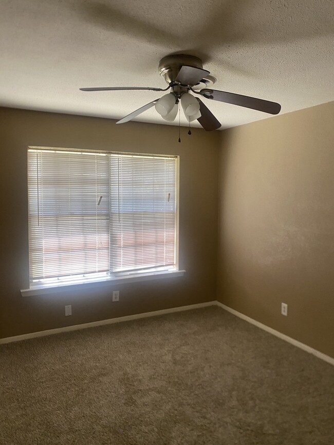 Building Photo - 741 W Main St