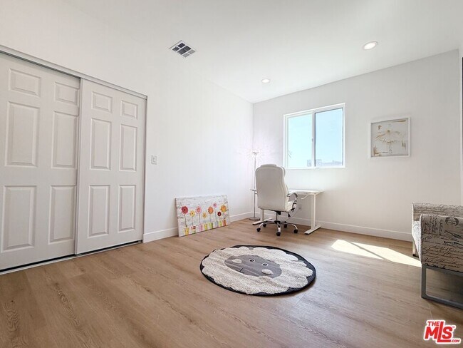 Building Photo - 4627 Rosewood Ave