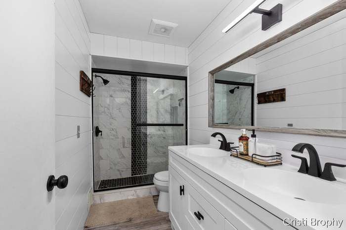 Building Photo - 952 Woodside Dr