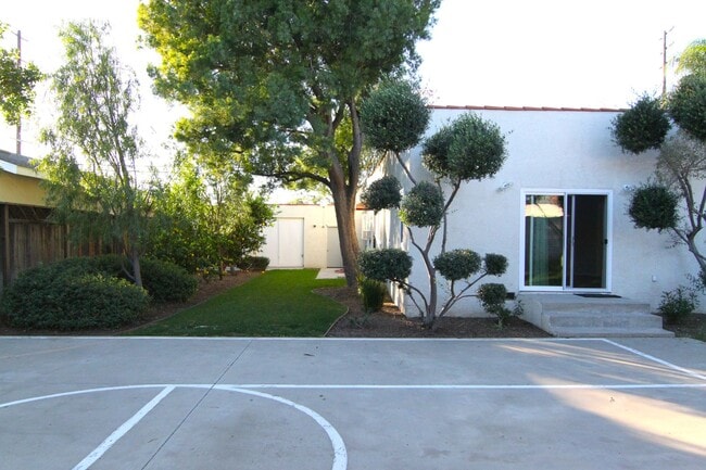 Building Photo - 8806 Haskell Ave