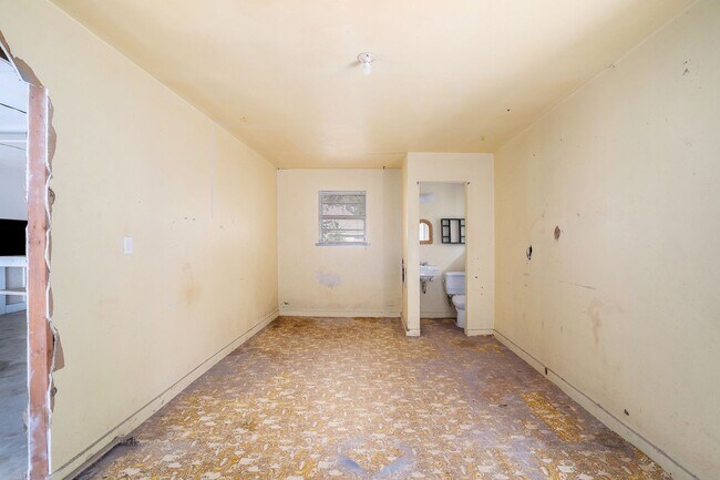 Building Photo - Great 3 Bedroom with Detached Workshop and...