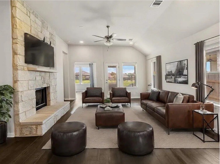 Living room - 420 Blue Oak Blvd