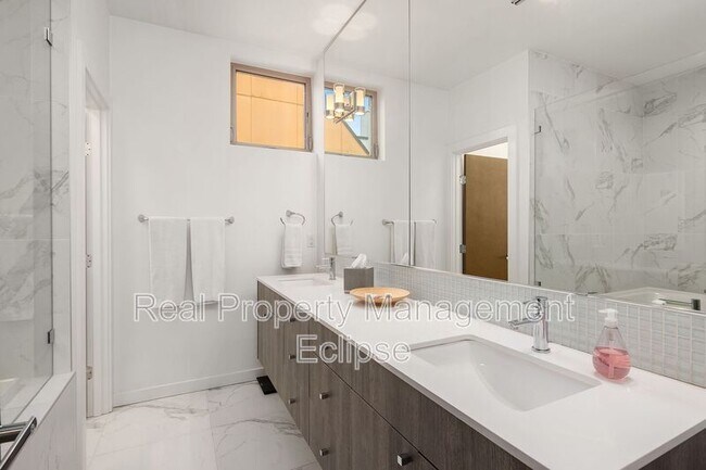 Building Photo - 1761 19th Ave S