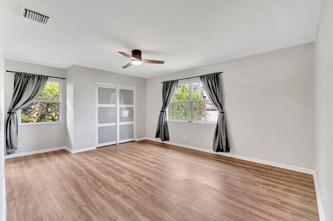 Building Photo - 1588 Farmington Ave