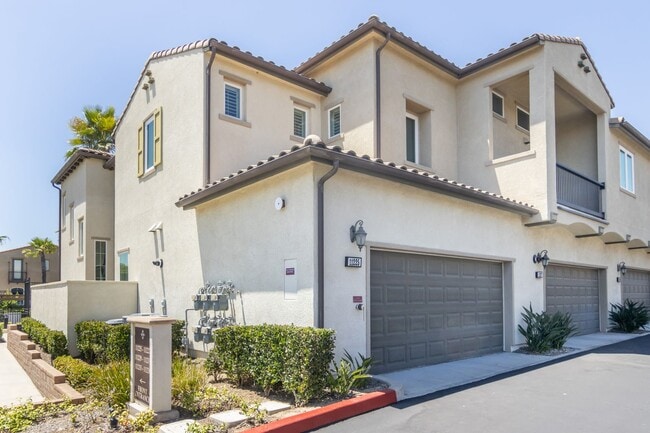 Building Photo - Updated 4-Bedroom Townhouse in Prime Porte...