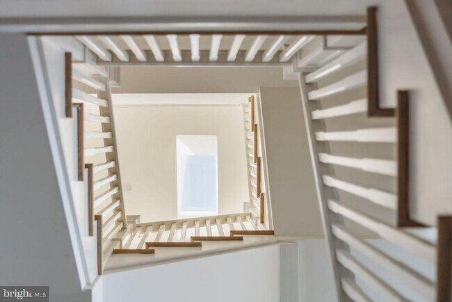 Building Photo - 2460 Ontario Rd NW