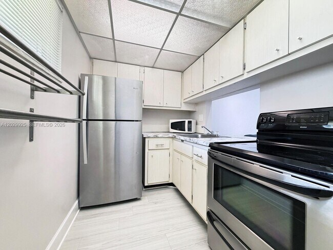 Building Photo - 8601 SW 68th Ct